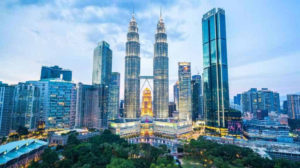Beautiful architecture building exterior city in kuala lumpur skyline at night