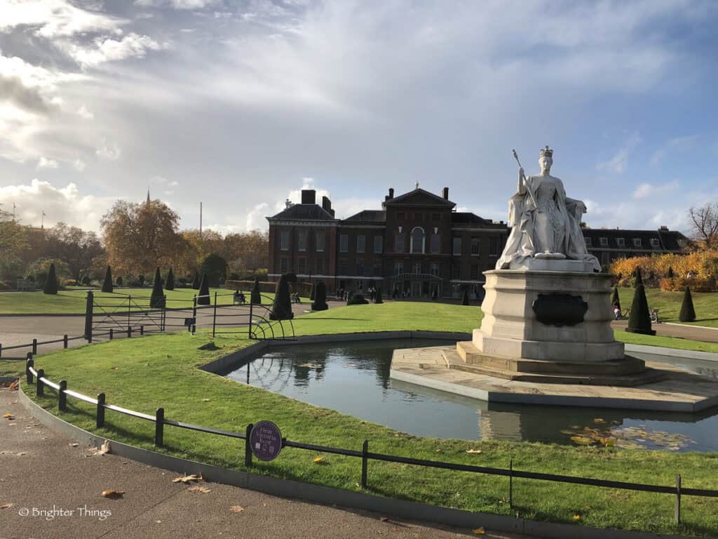 The statue of Queen Victoria in from of Kensington Palace